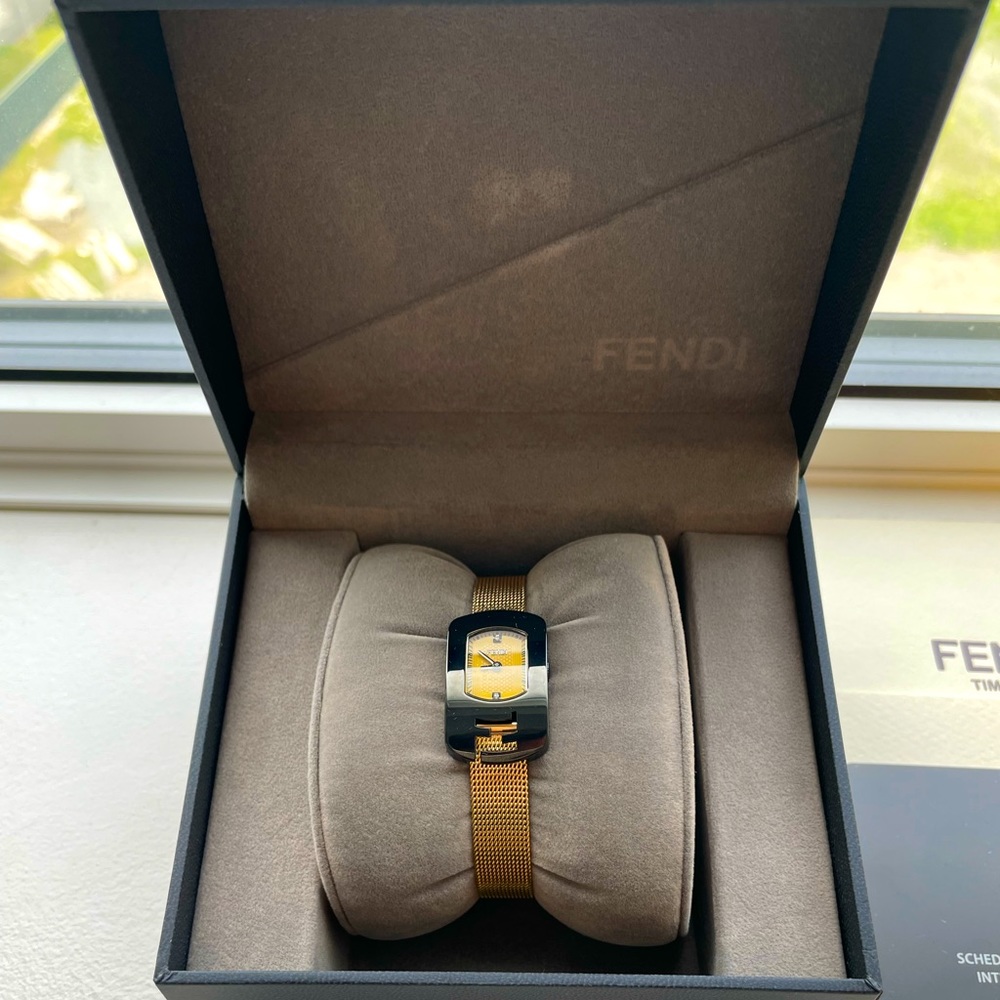 Brand new Women’s Fendi F347625000 (black/gold)